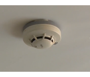 烟雾报警器的作用有多大？消防员点燃报纸做起了实验