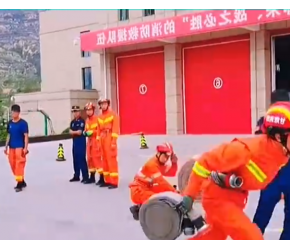 各国消防员各展神通，中国消防员兵贵神速！