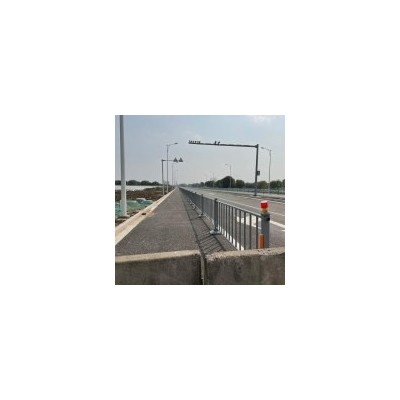 市政护栏-城市交通工程道路护栏网-蓝白色防晕眩防护栏-防锈耐用图4