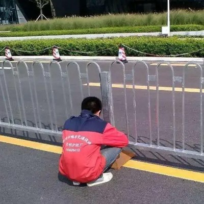 鑫浩丝网制造 马路人行横道防护栏 60—120cm隔离栏源头现货图3