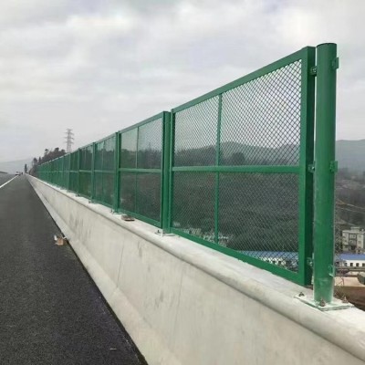 桥梁防抛网 高速梁地防护网 两侧隔离栅 绿色浸塑焊接防落网 泽润图3
