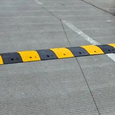 橡胶减速带 马路缓冲块 公路道路限速缓冲带 减速垄 交通设施图3