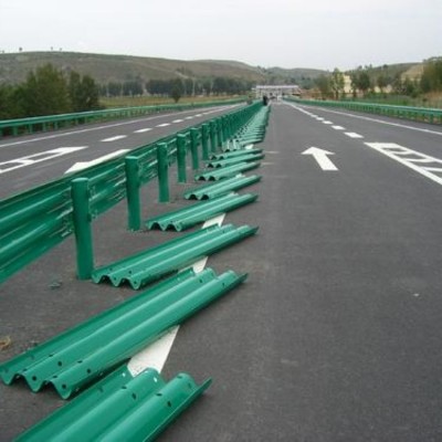 1.8*3 高速公路护 栏 网 道路中央隔离护栏网 功能性能优 物流运输图2