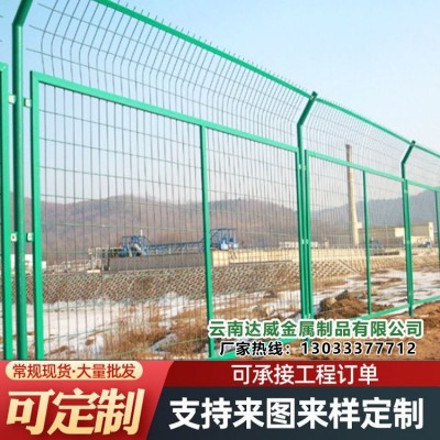 云南昆明工厂直供公路双边丝隔离铁丝网农场养殖防护用围栏网桃型柱图4