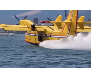 消防飞机是怎么在12秒内装满6吨水的？
