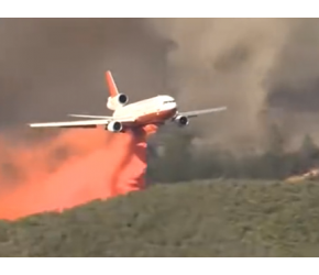 波音747改装的消防飞机，可以装载80吨水，飞抵全球任何地点灭火