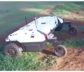 不可思议的全自动除草机器人，方便快捷两不误，一天能干百亩地
