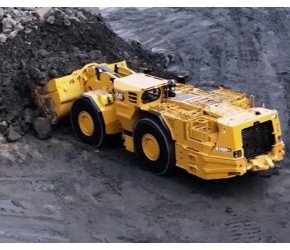 不可思议的采矿挖掘机，整体高度与轮胎持平，一斗铲起14吨矿石